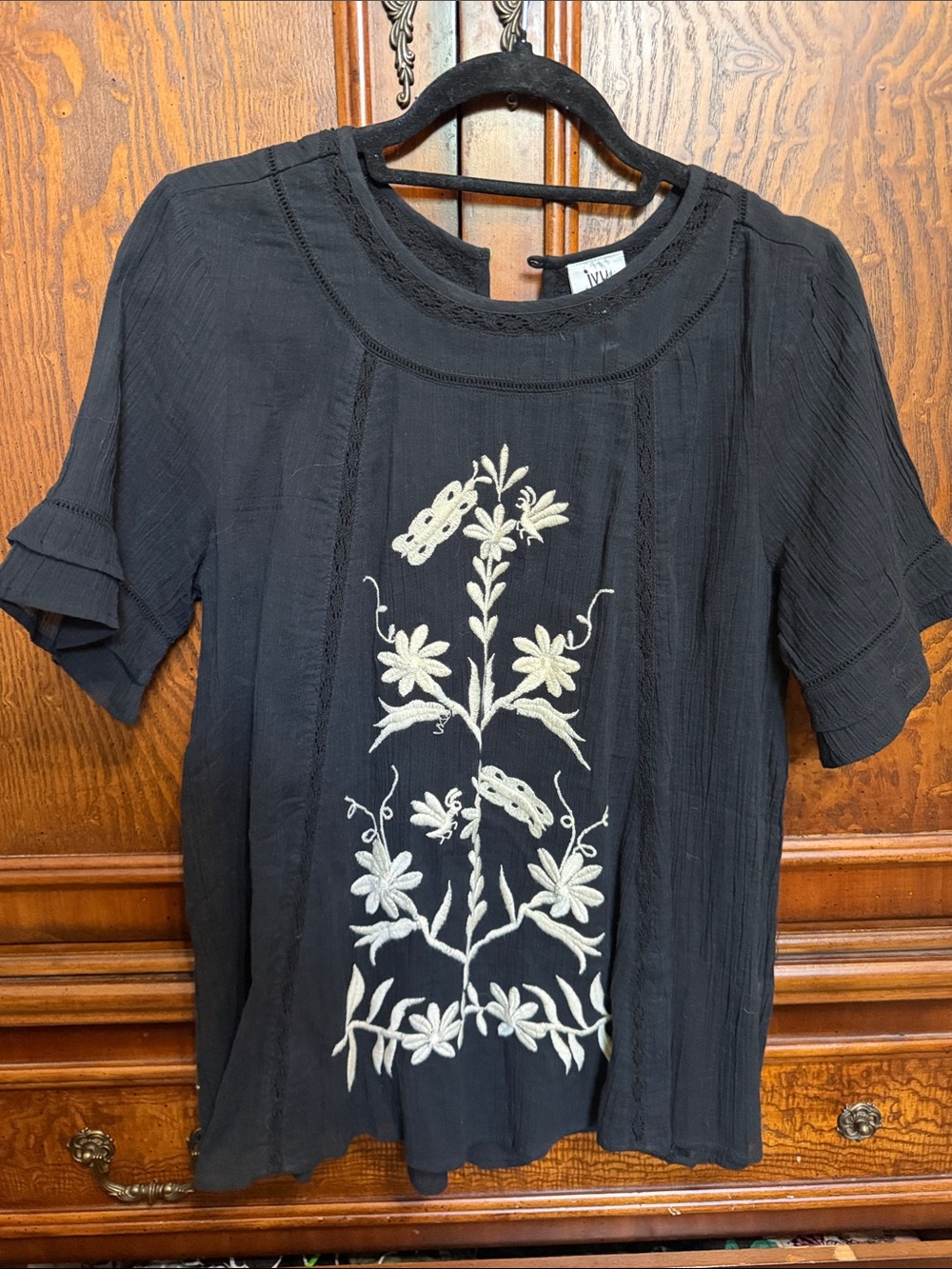 ivy jane Black Short-Sleeve Top with Cream Floral Embroidery